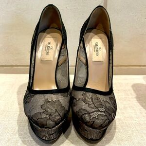 Valentino Garavani Black Lace Peep-Toe Pumps – Size 36.5